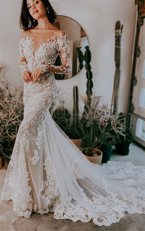 Modern Lace Wedding Gowns: Unveil Trendy Styles for 2023