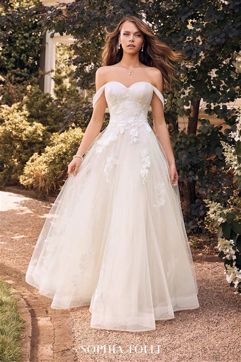 Sweetheart Neckline Wedding Dresses: Stunning Finds!